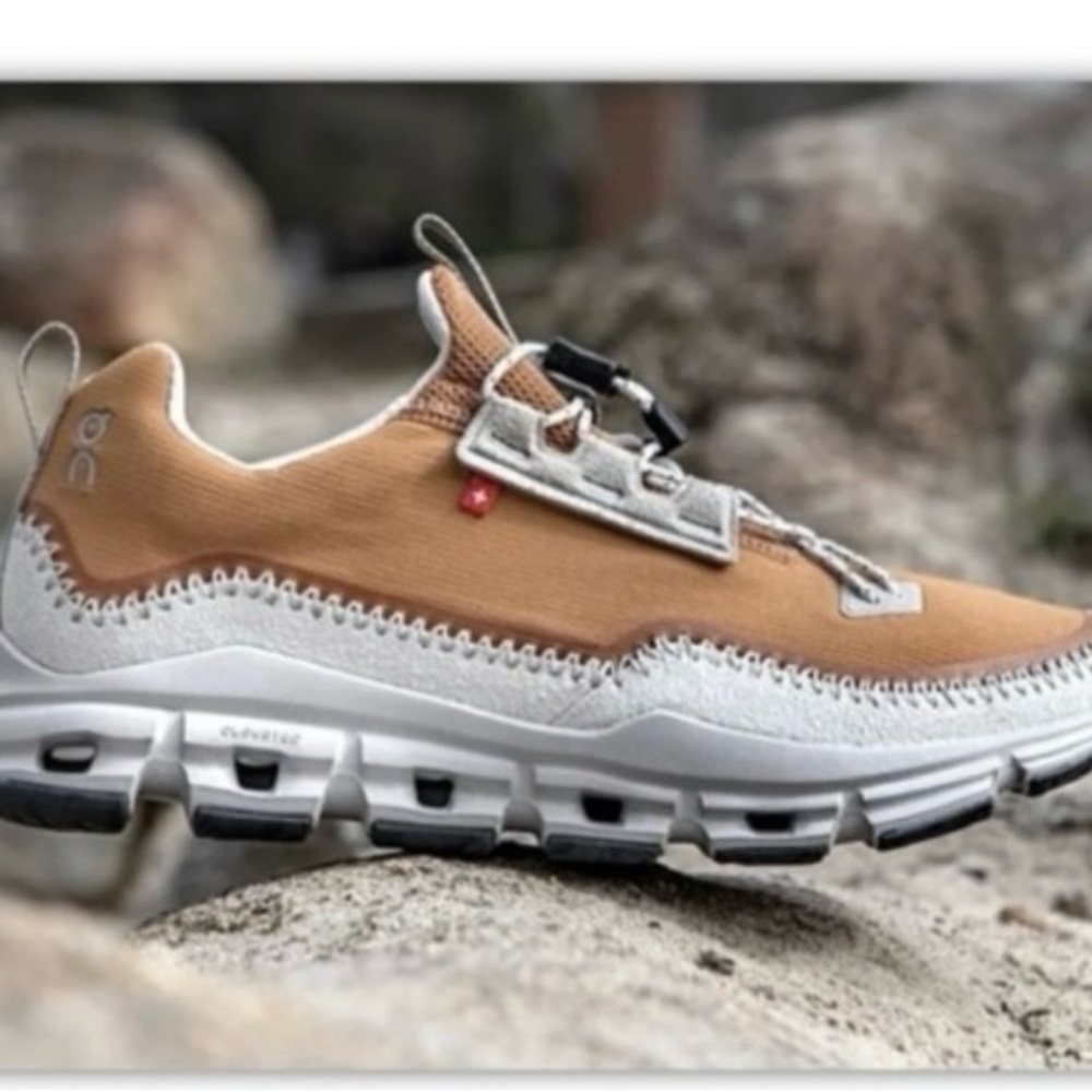 On Running Tan and White Women's hiking Sneakers woman’s size 7.5 - Picture 3 of 11